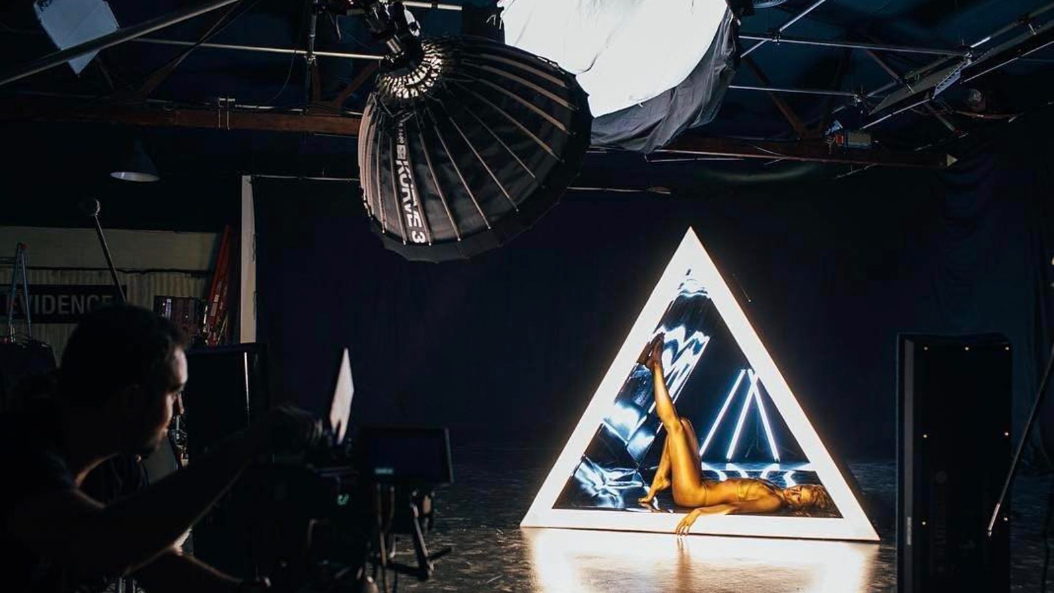Kurve 3 umbrella utilized on set.